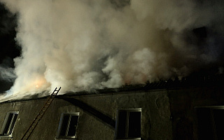 Pożar domu we wsi Jelonki. Zginęła jedna osoba